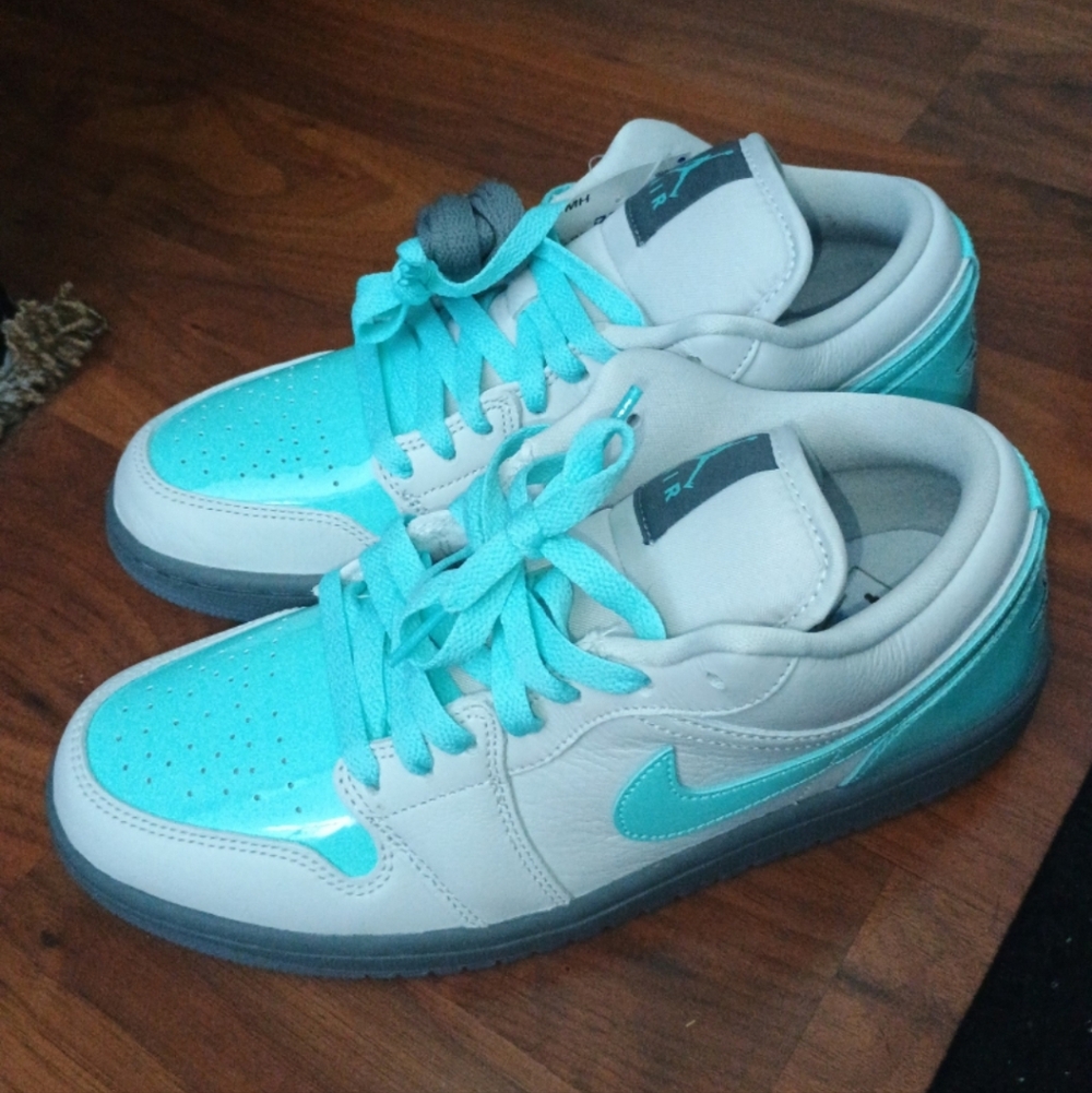 Women's Air Jordan 1 Low SE Size 9